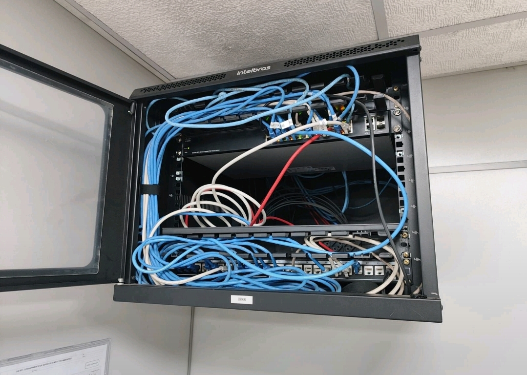 Rack com cabeamento estruturado
